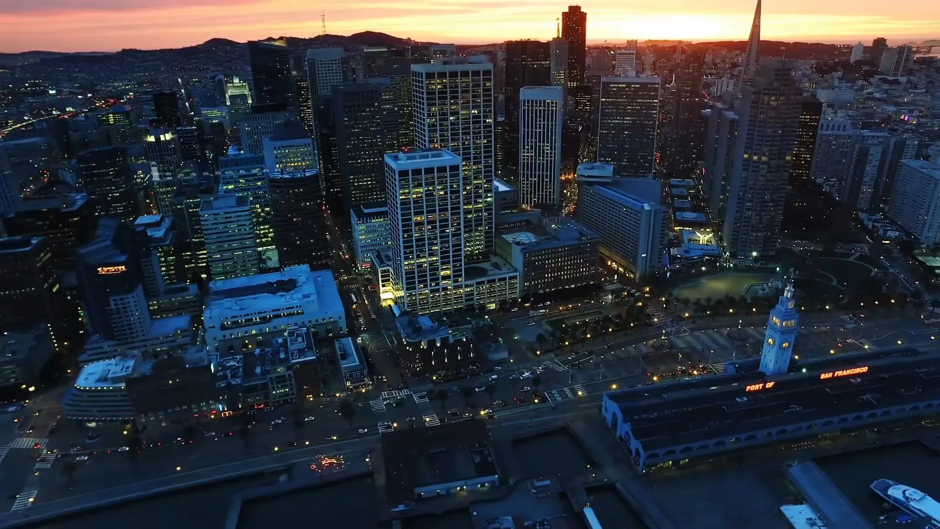 Skyline Ciudad al Atardecer